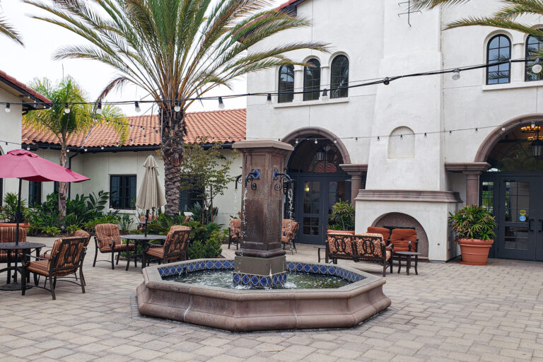 A fountain in the middle of an outdoor courtyard.
